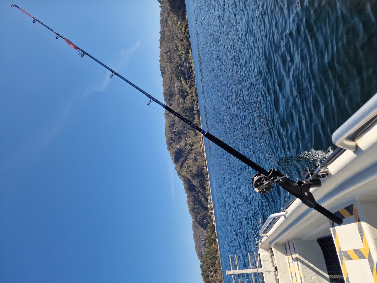 Fiske fra båt i Rosfjorden ved Lyngdal