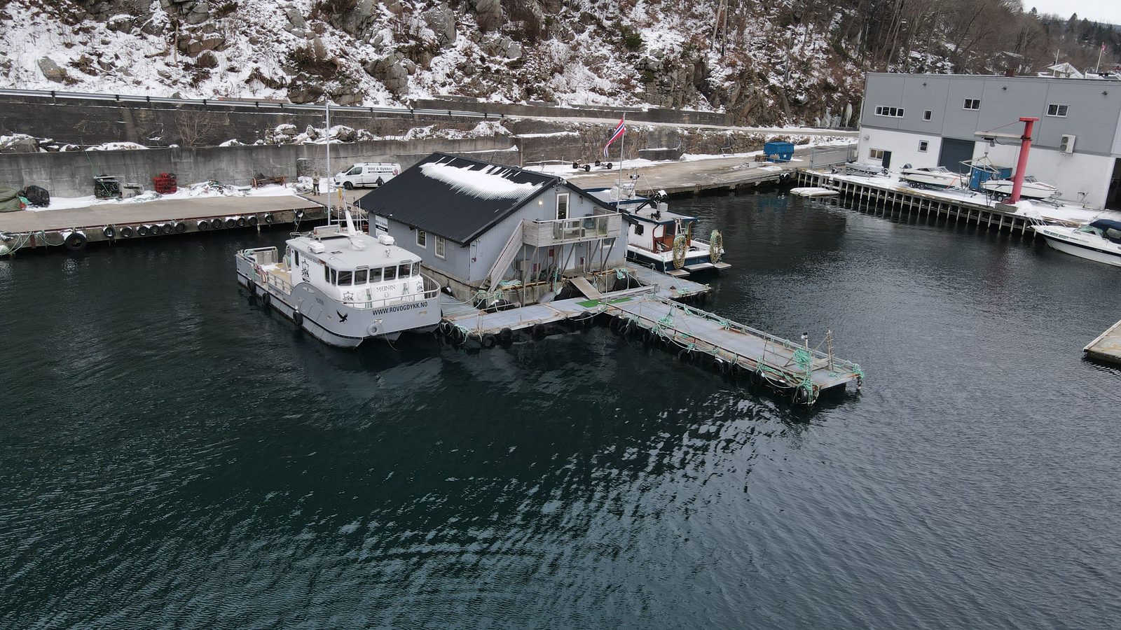 Schwimmende Unterkunft Lyngdal Sjøbase im Rosfjord aus der Luft