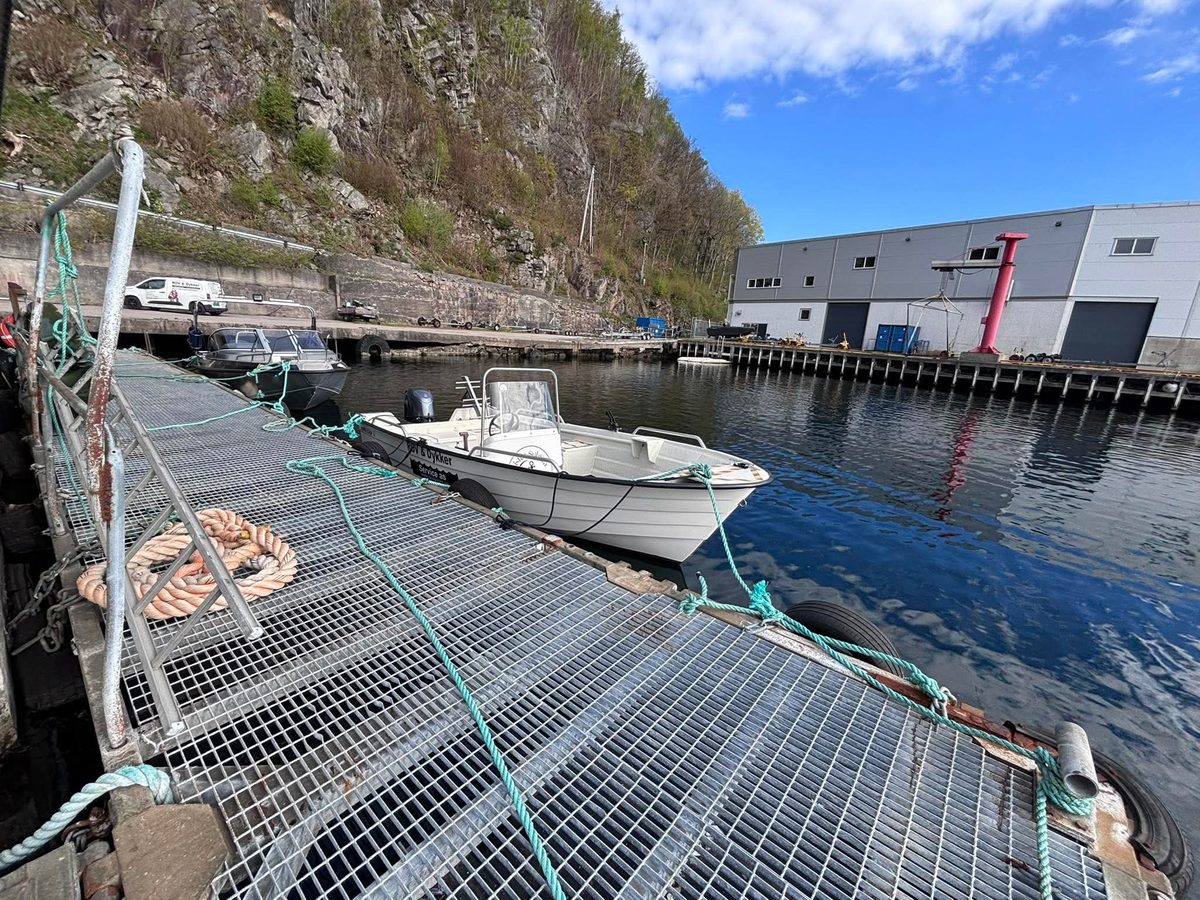 Båt ved flåten i Rosfjorden