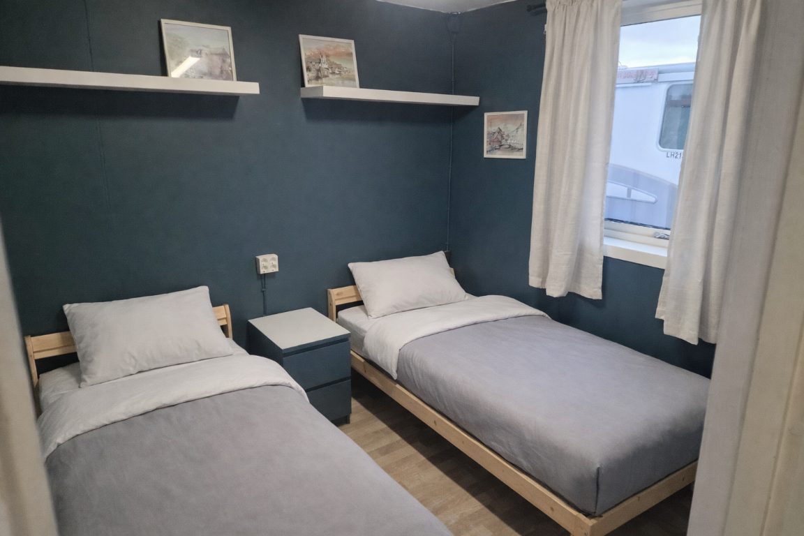 Soverom med to senger om bord på flåten