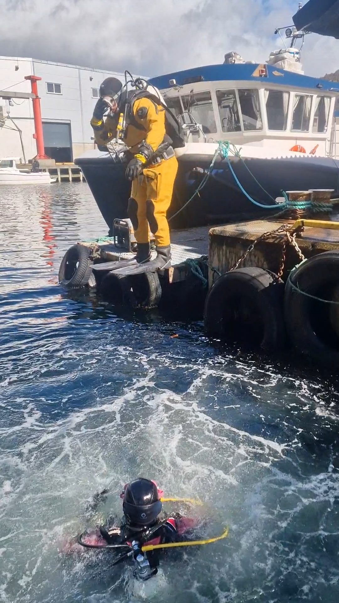 Yrkesdykker i sjøen ved basen i Lyngdal