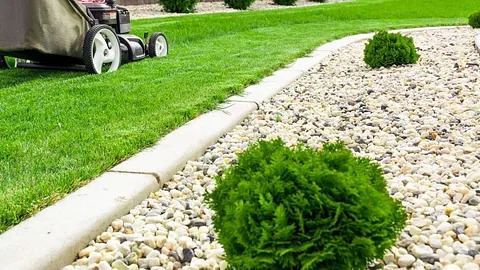 Perfekt klippet plen med skarpe kanter og dekorativt avgrenset bed