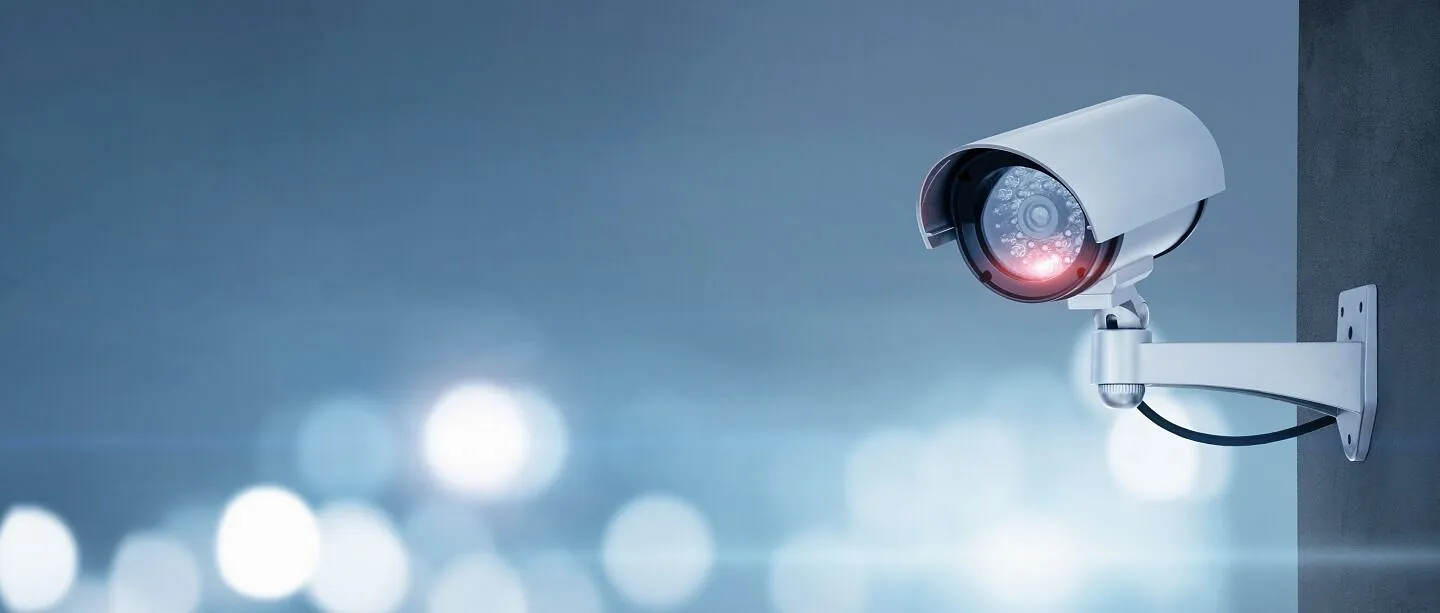 CCTV overvåkingskamera montert på vegg