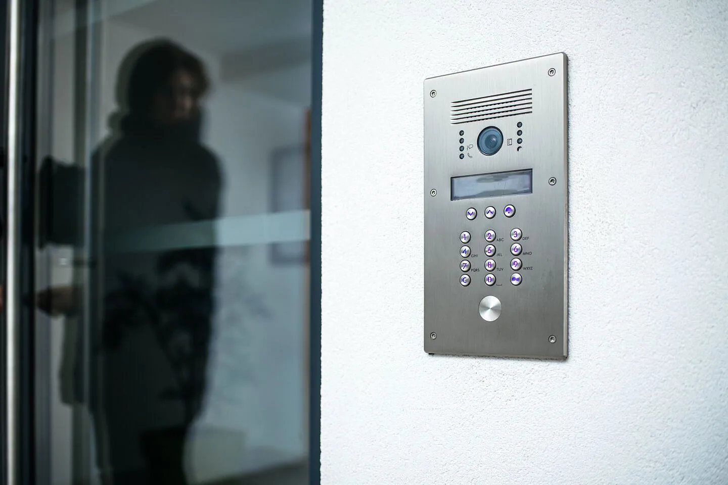 Porttelefon med kamera montert ved inngang
