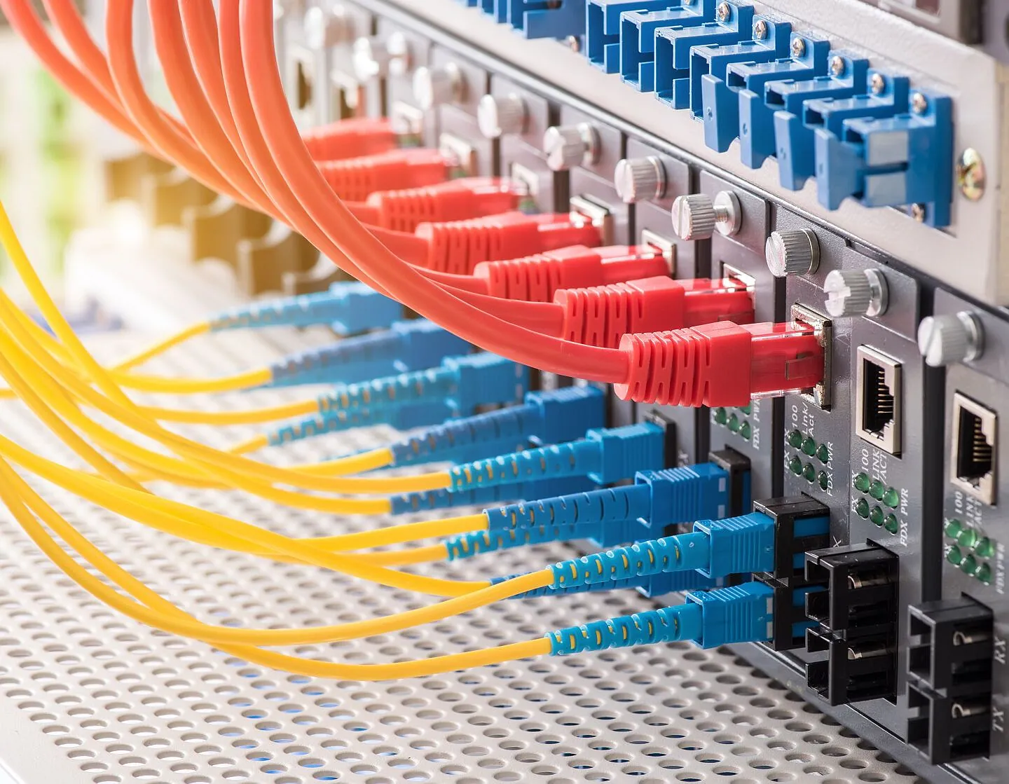 Fiberoptiske kabler og nettverksinfrastruktur