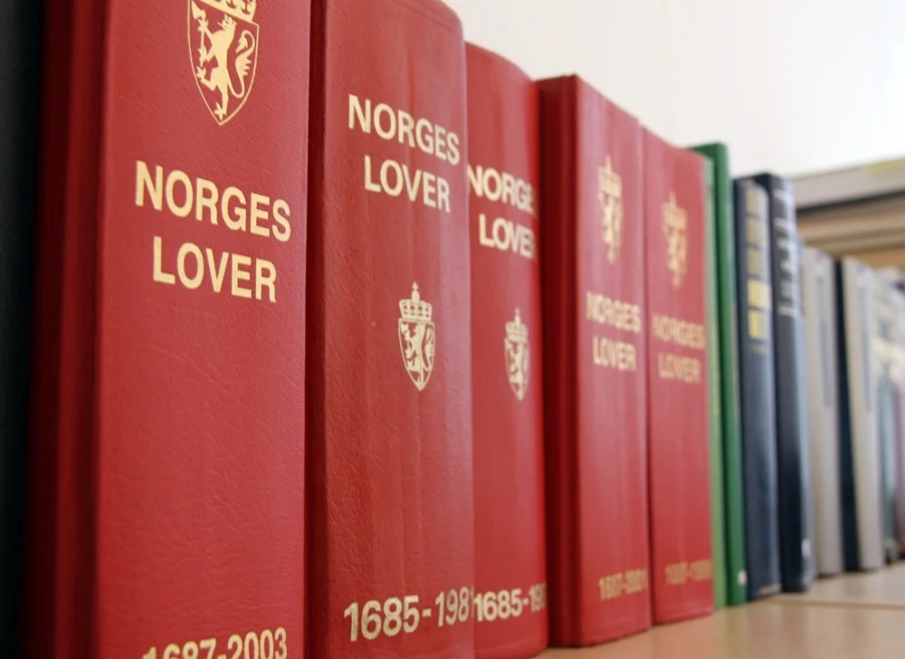 Advokat Halgeir Verdal med Norges Lover