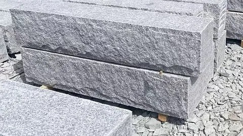 Granitt murblokk og støttemur