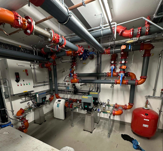 Teknisk rom med varme- og sprinklerinstallasjoner