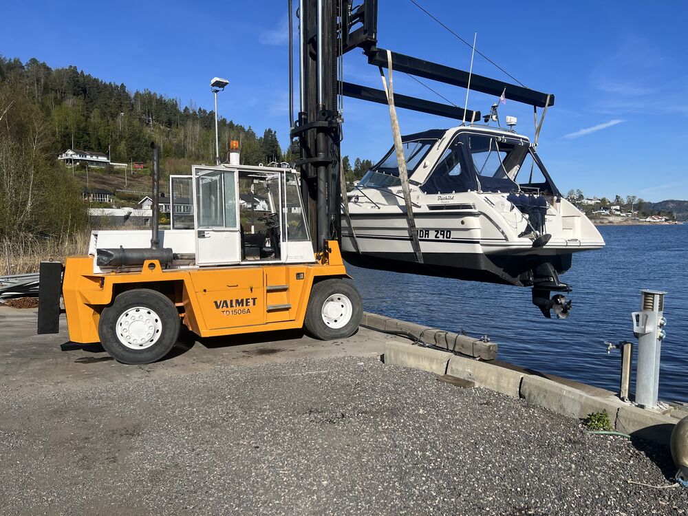 Valmet-truck løfter kabinbåt for sjøsetting ved Havnevik Brygge