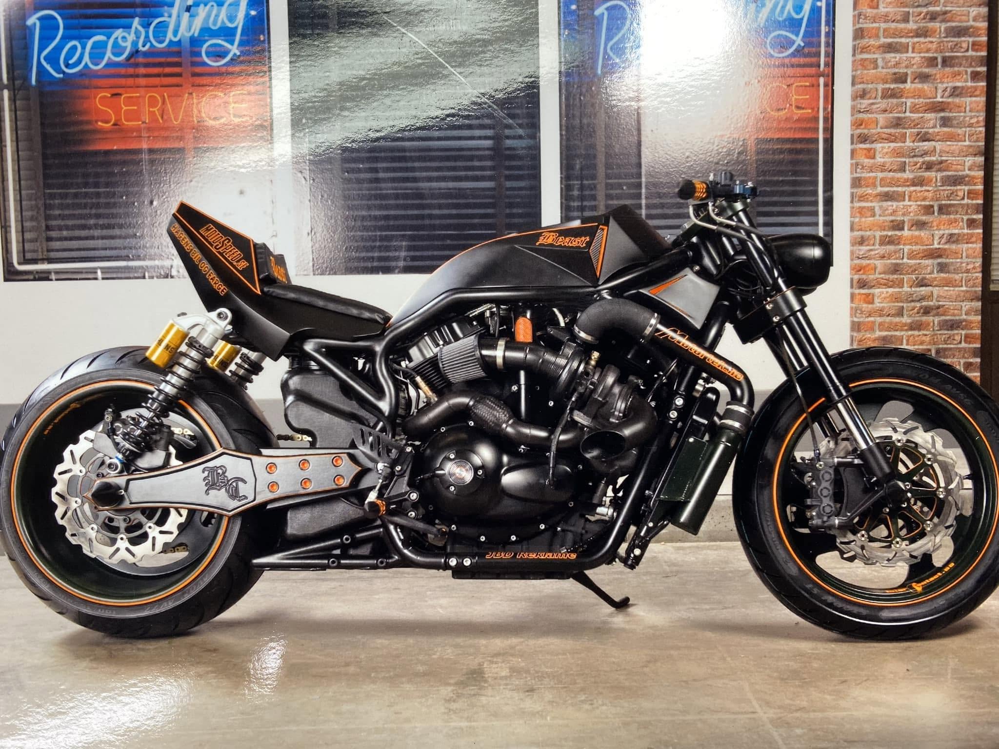 Custom V-Rod «Beast» pulverlakkert av Opem Pulverlakkering