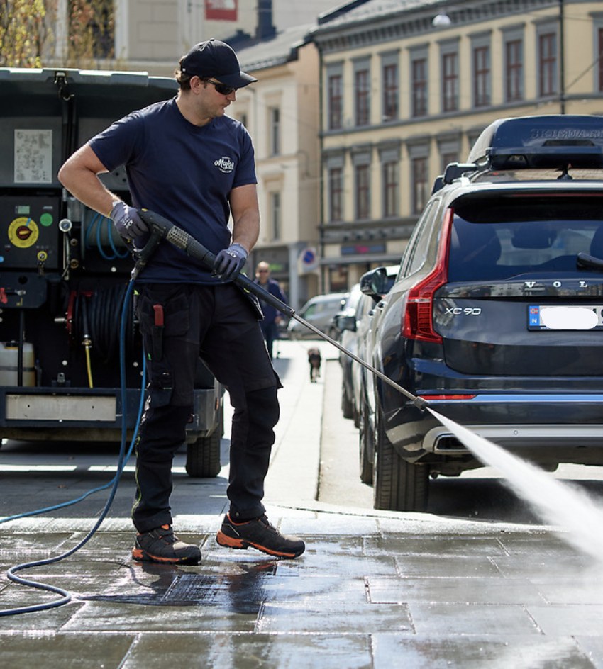 Medarbeider fra Majorservice spyler fortau i Oslo