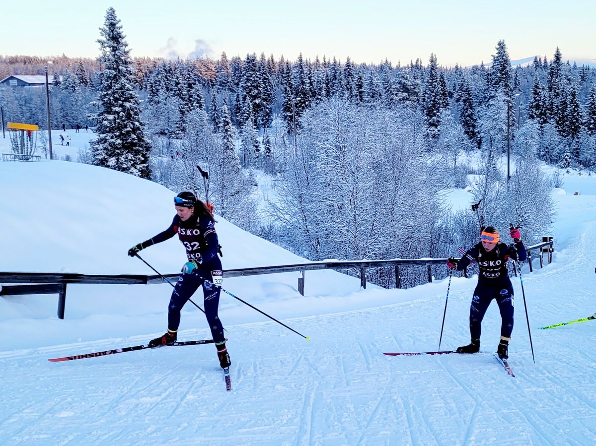 Skiskyttere i løypa under renn