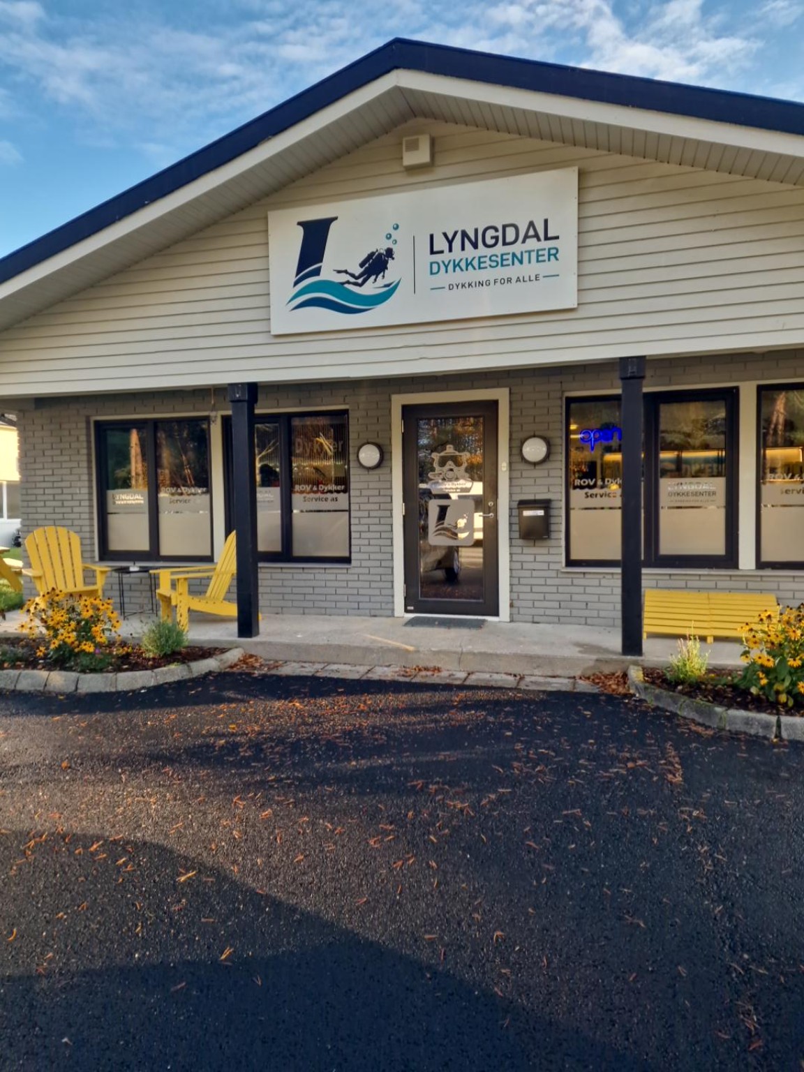 Butikkfronten til Lyngdal Dykkesenter på Kvavik