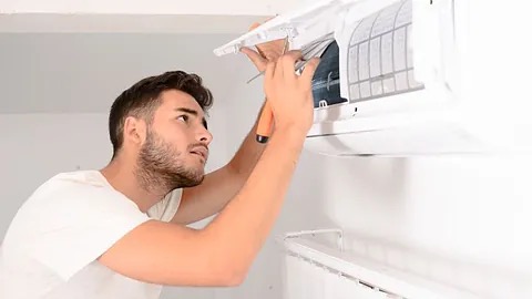 Montør installerer ventilasjonsanlegg