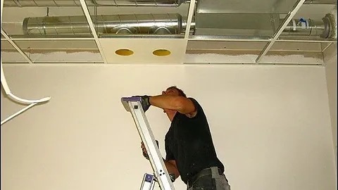 Montør reparerer ventilasjonskanaler i himling