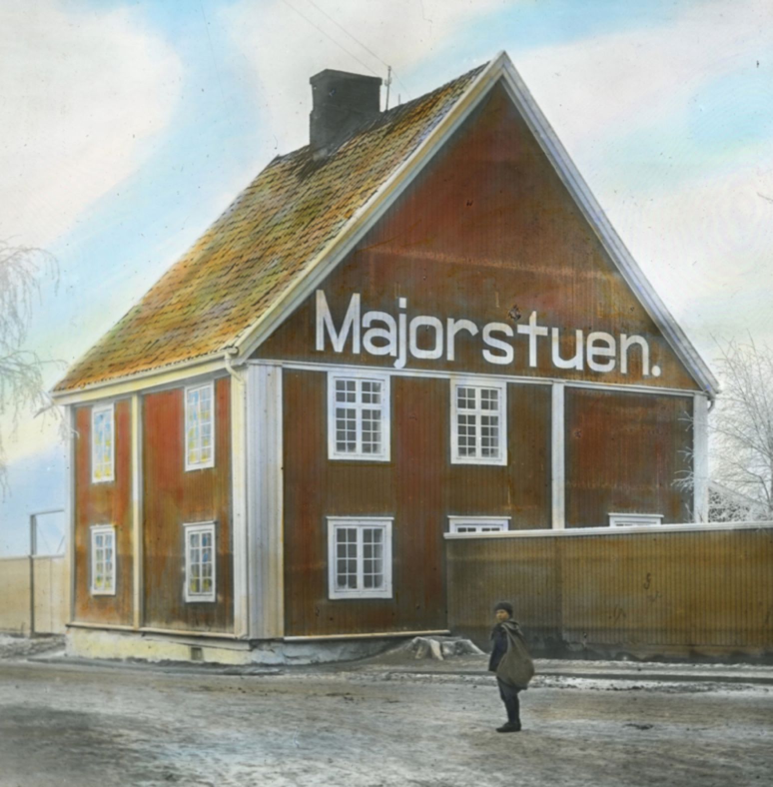 Gammelt, håndkolorert fotografi av et rødt trehus med teksten Majorstuen