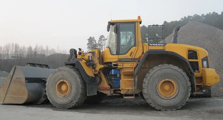Volvo hjullaster ved pukkhauger i pukkverket