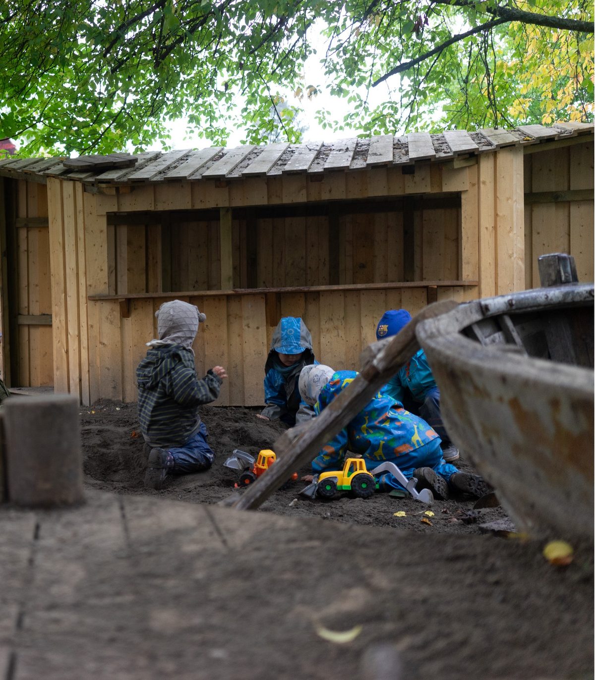 Barn som graver og bygger i sandkassa