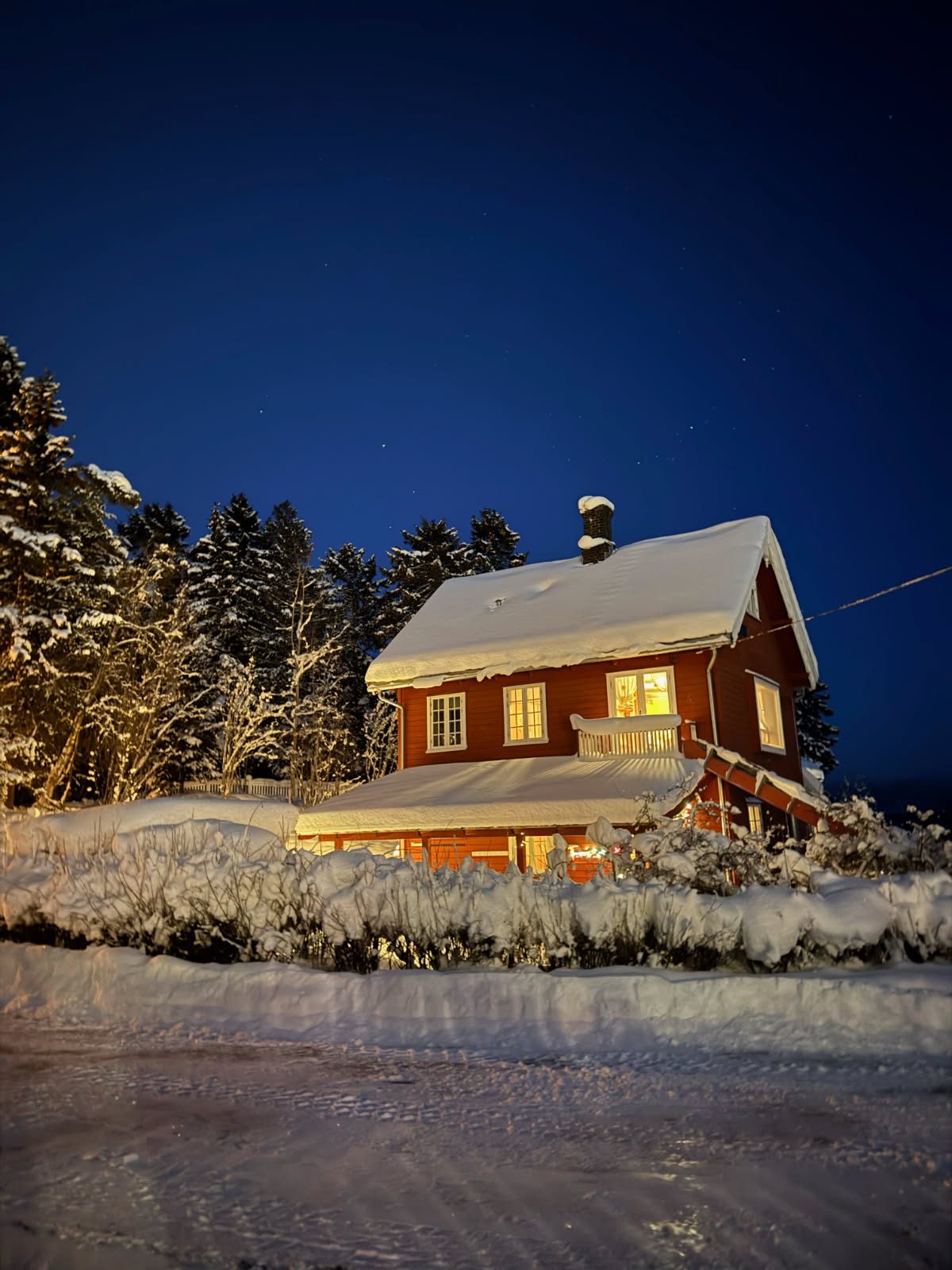 Det røde barnehagehuset opplyst en snødekt vinterkveld