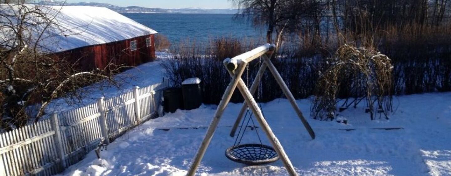 Fuglereirhuske i snøen med utsikt mot Trondheimsfjorden