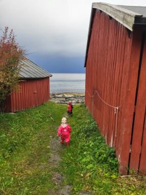 Barn på stien mellom naustene ned mot sjøen