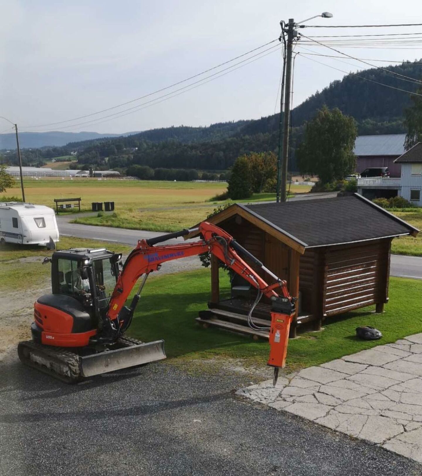 Gravemaskin fra Eiker Graveservice med hydraulisk pigghammer