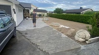 Belegningsstein lagt i innkjørselen til en enebolig