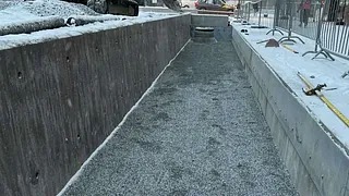 Planert pukk mellom to betongvegger