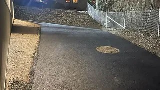 Nyasfaltert gangvei med kumlokk