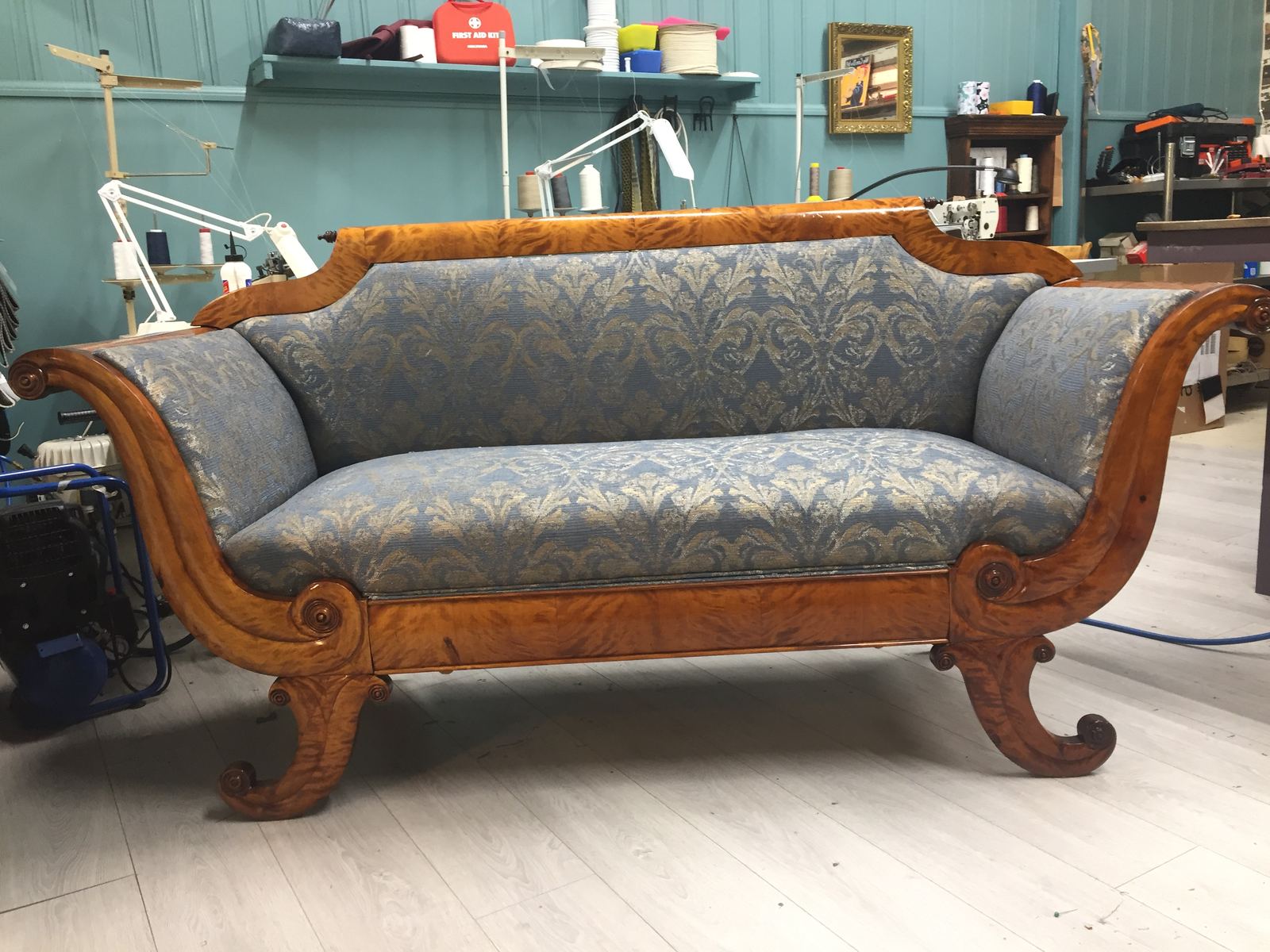Biedermeier-sofa trukket i stoff fra Designers Guild