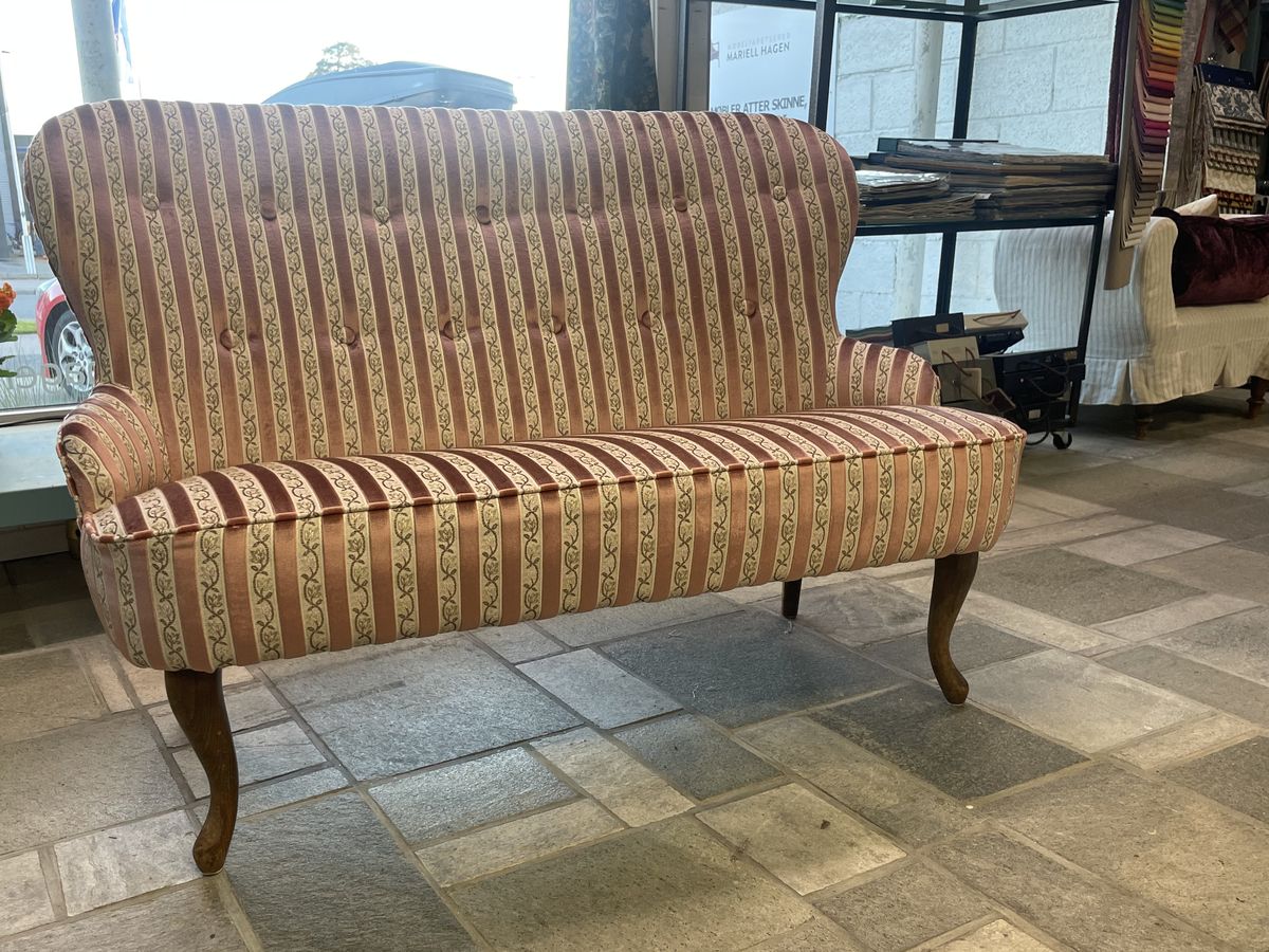 Sofa etter omtrekking, i stripete stoff