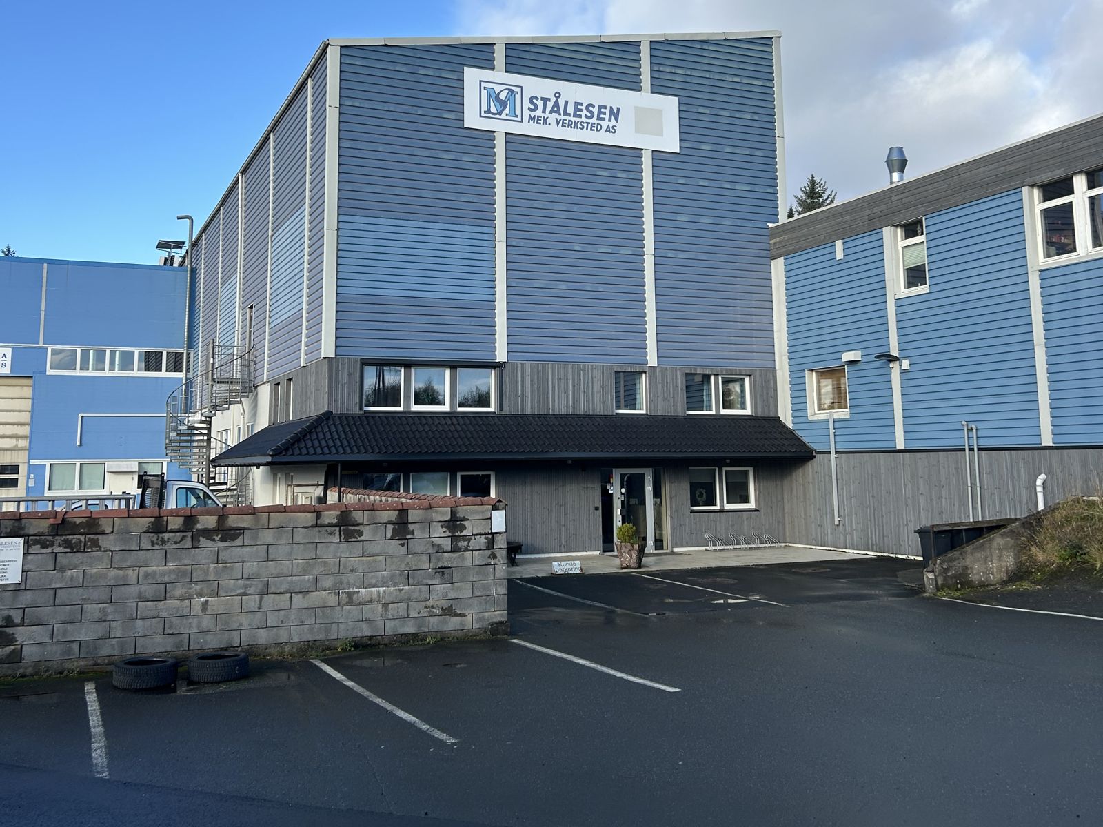 Fasaden og inngangen til Stålesen Mek. Verksted AS i Industriveien 10 i Vanse