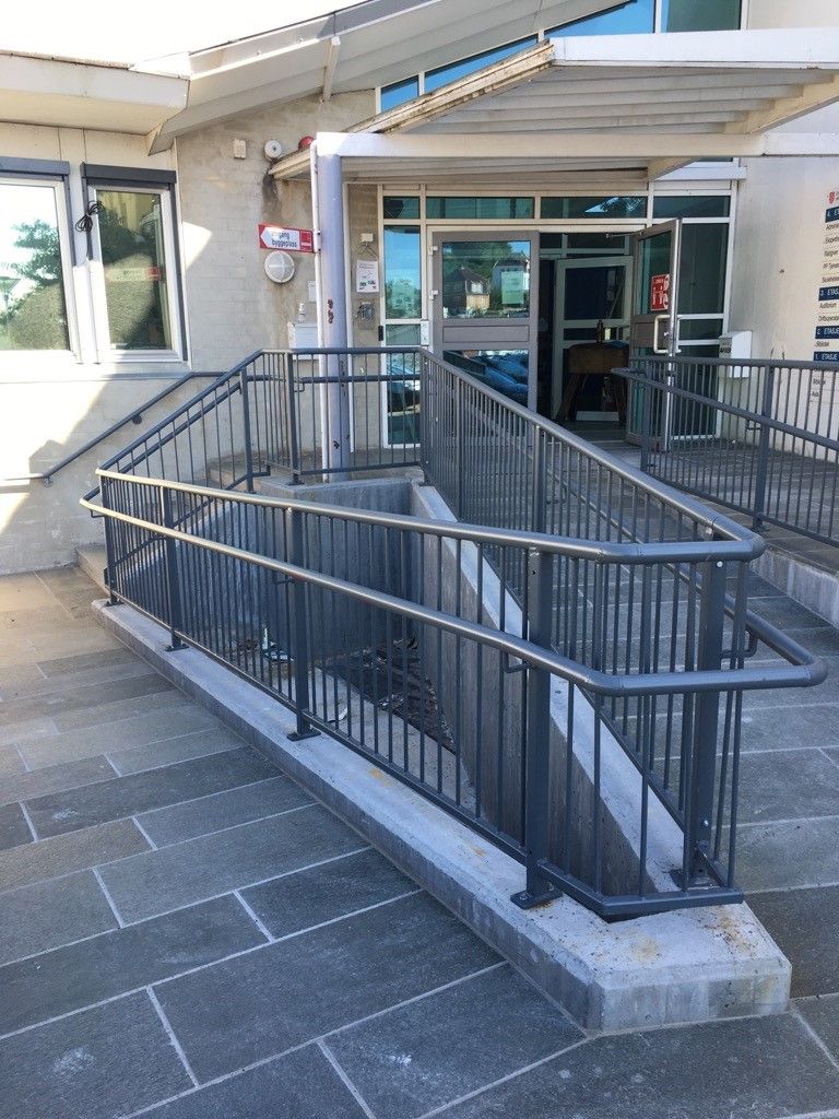 Galvanisert rekkverk ved inngangen til Eilert Sundt videregående skole i Farsund