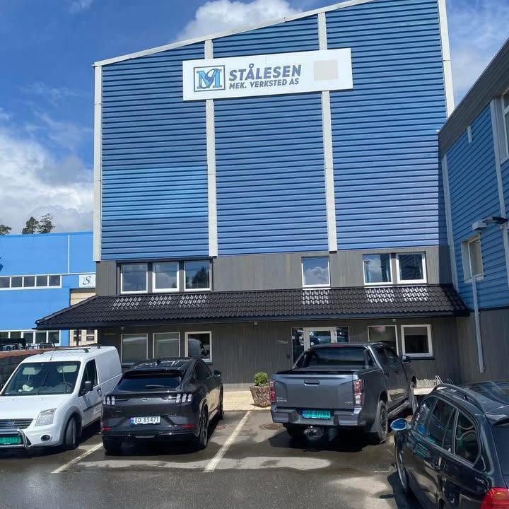 Fasaden og inngangen til Stålesen Mek. Verksted AS i Industriveien 10 i Vanse