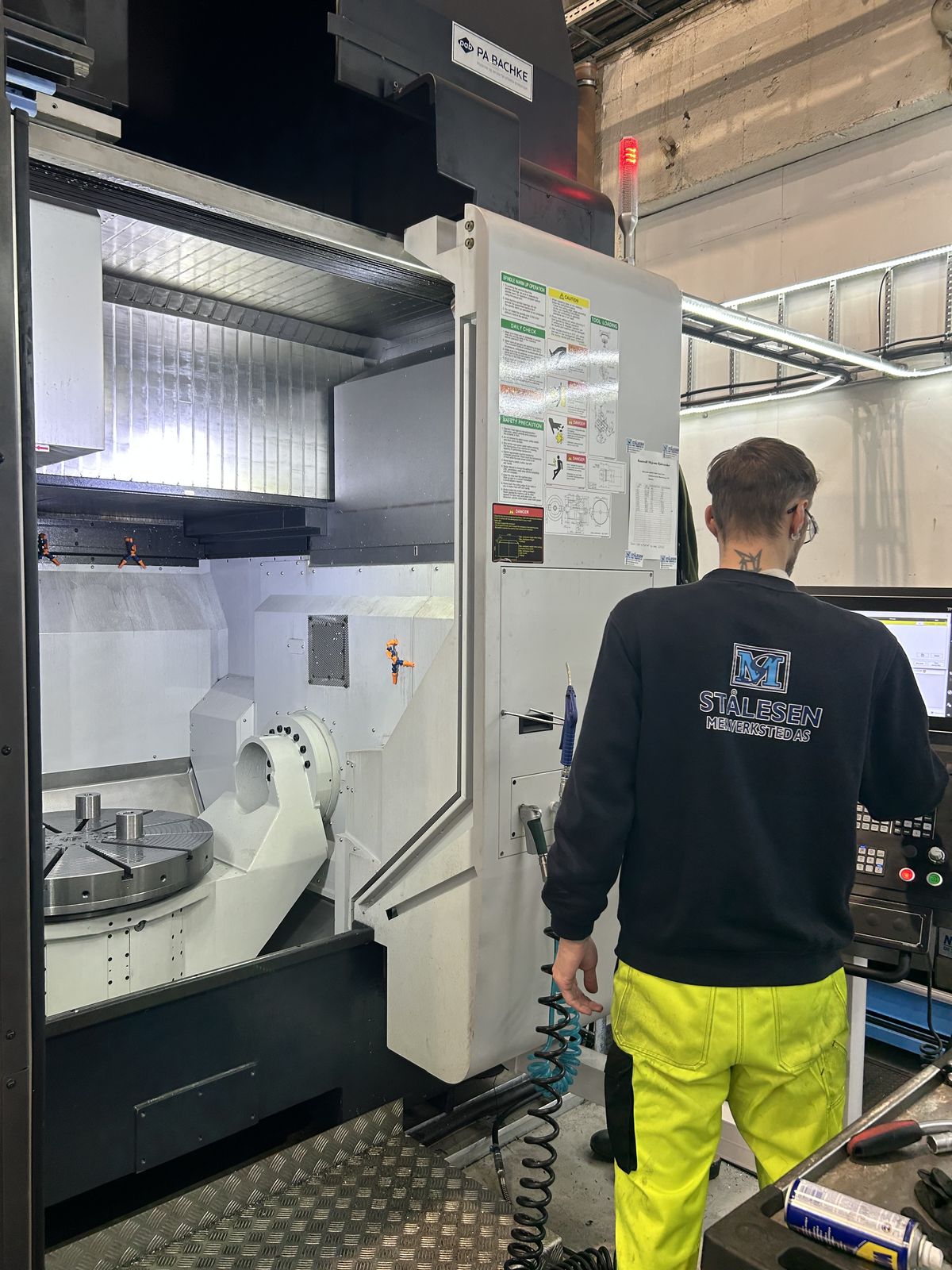 Ansatt ved 5-akset CNC-maskineringssenter