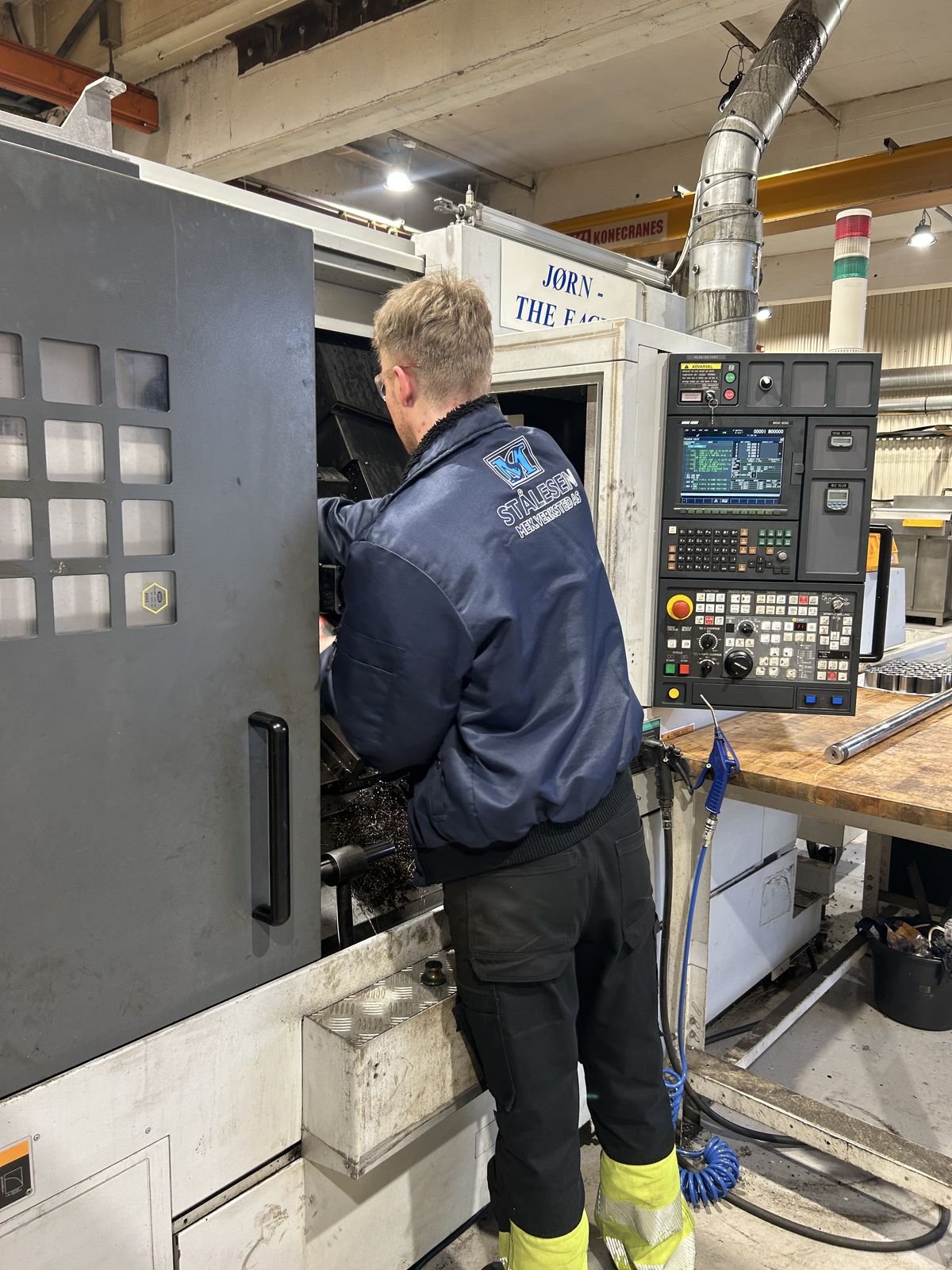 Ansatt ved CNC-maskin i verkstedet