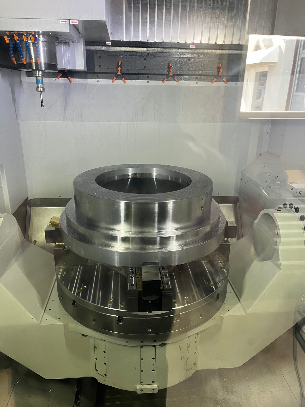 Stor stålring under maskinering i 5-akset CNC-maskin
