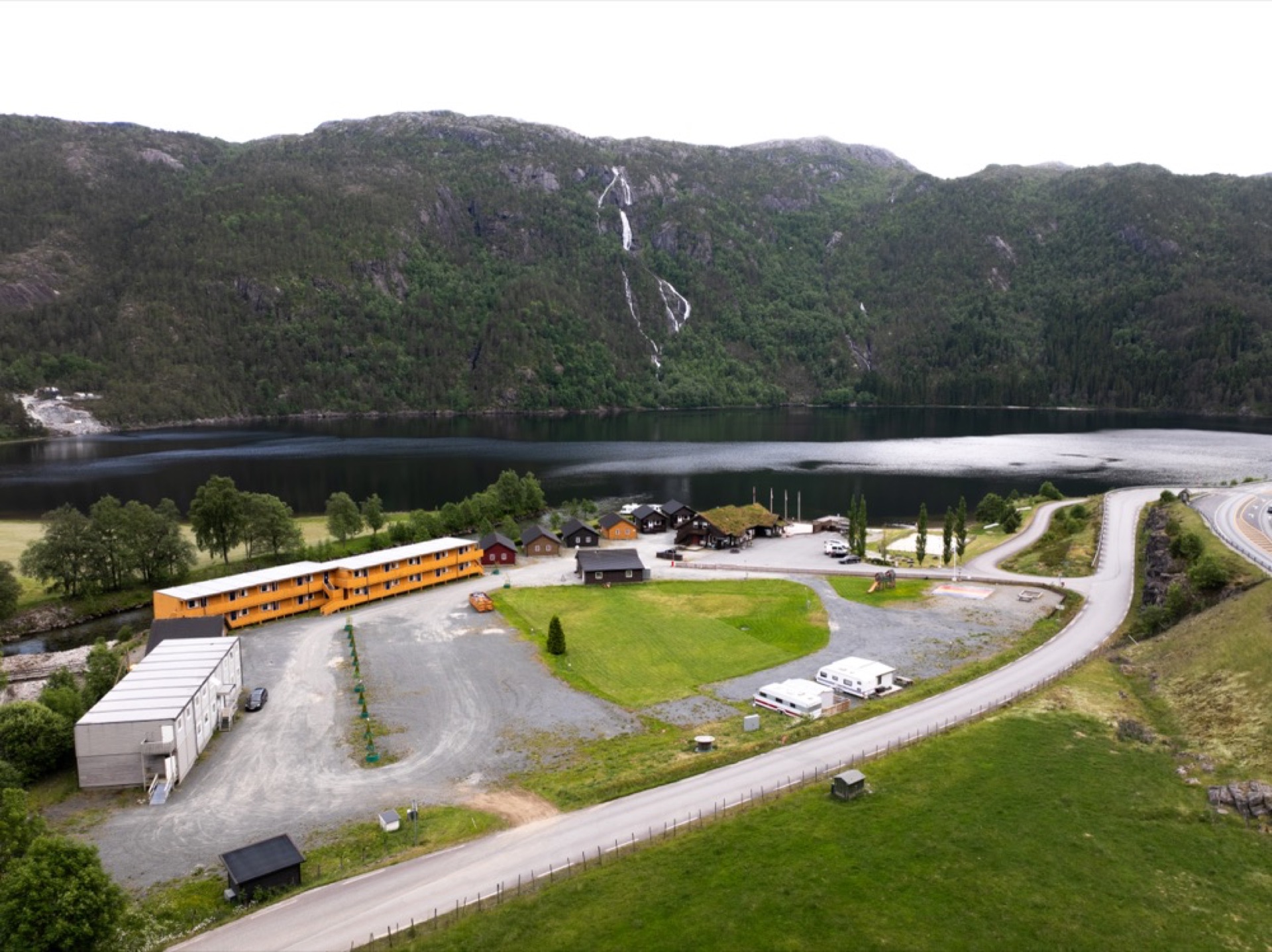Campingplassen sett ovenfra, med fjorden og fjellsiden bak