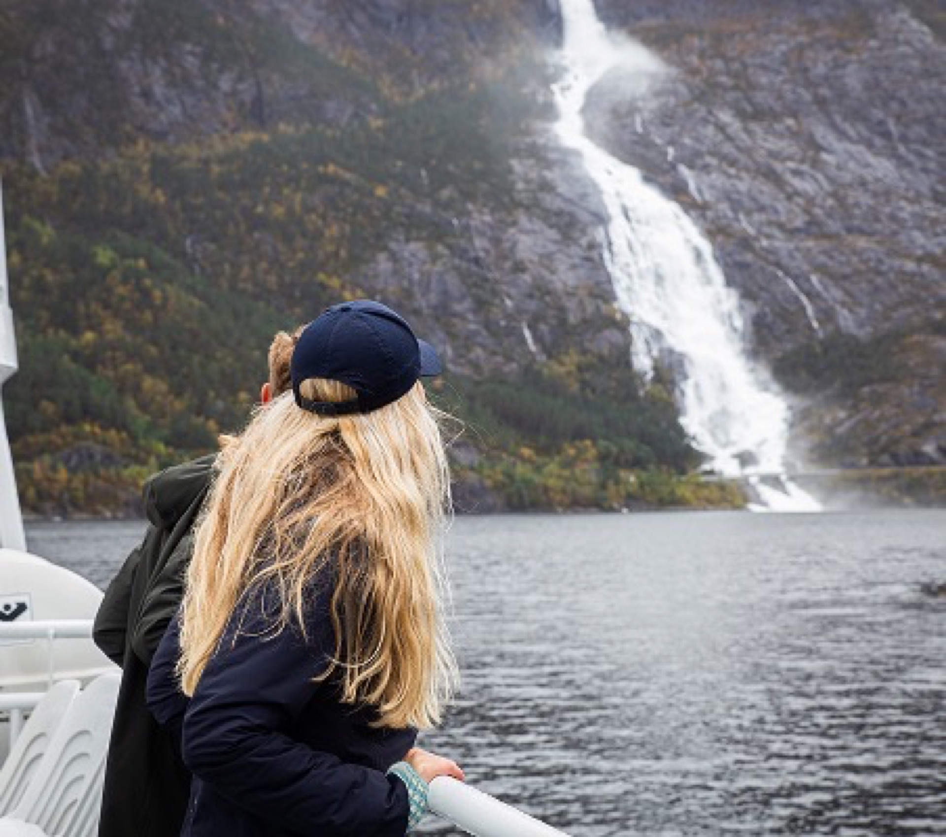 Langfoss sett fra båt på Åkrafjorden