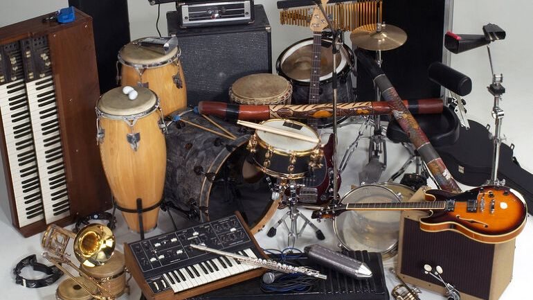Musikkinstrumenter – trommer, keyboard, gitar og blåseinstrumenter