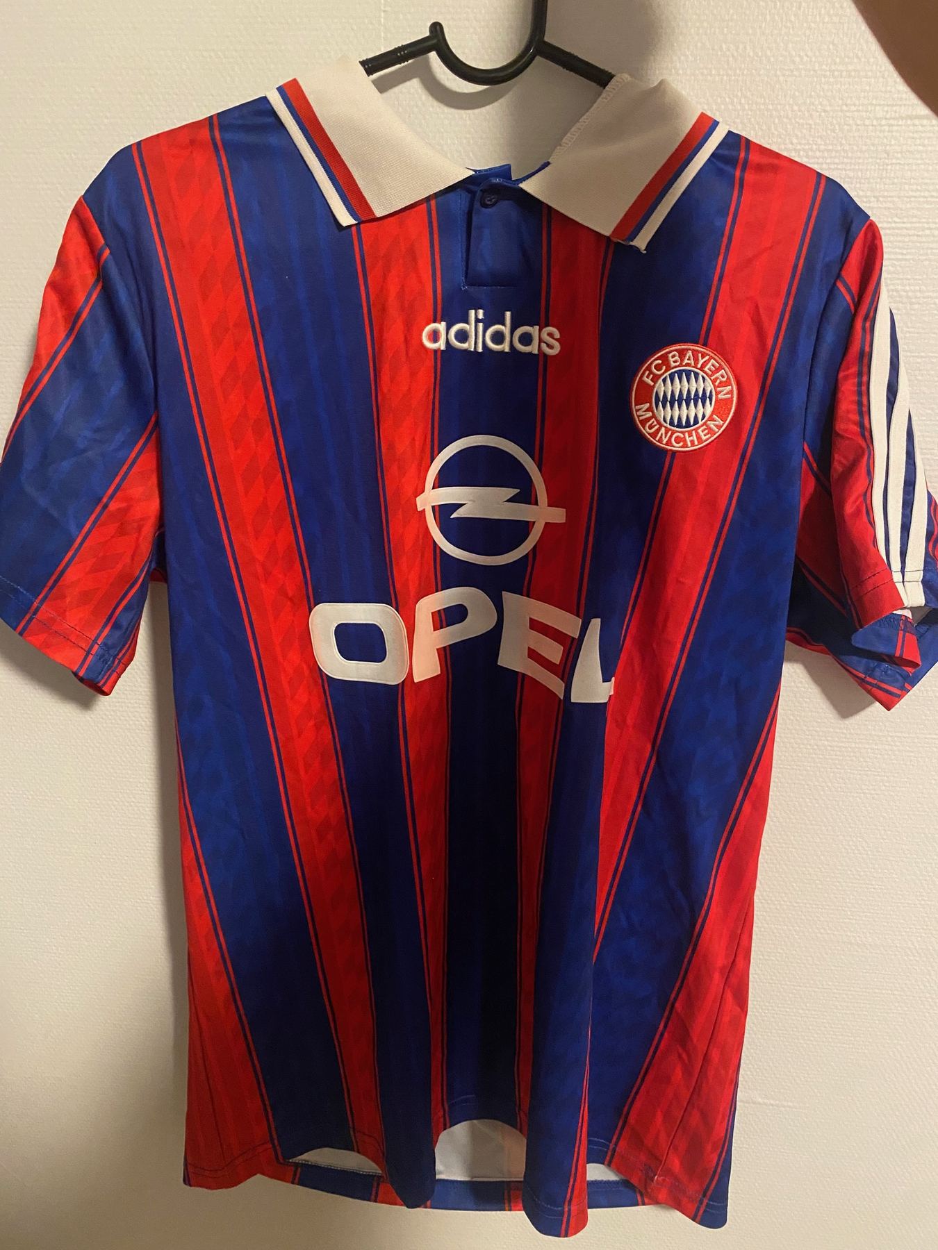FC Bayern München-drakt fra 1997–99 sett forfra, rød- og blåstripet med Opel som draktreklame