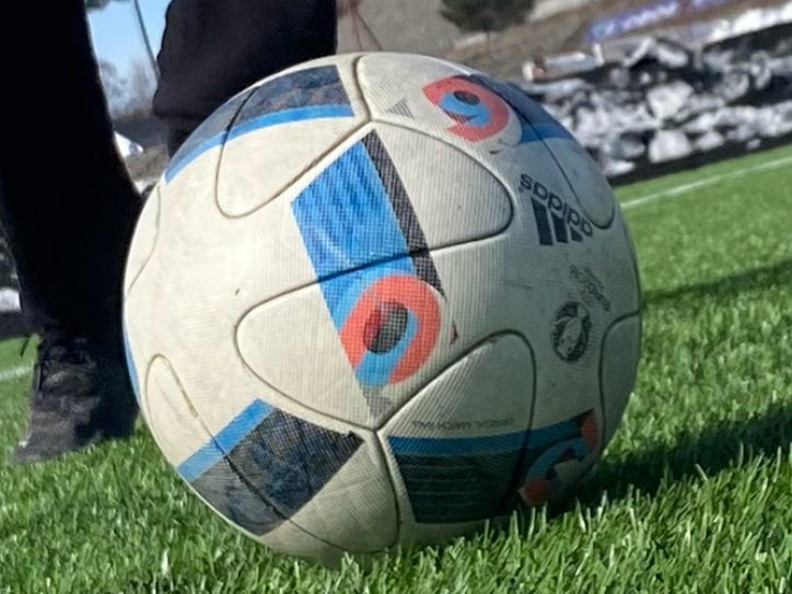 En brukt Adidas-fotball fra EM 2016 på kunstgress