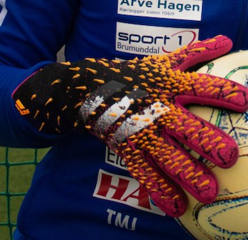 Rosa og oransje Adidas Predator-keeperhansker med grepsknotter