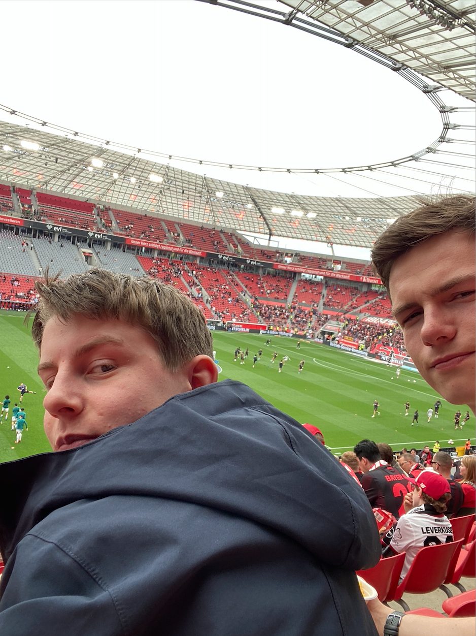 Aron og Theodor tar selfie på tribunen før en Bundesliga-kamp