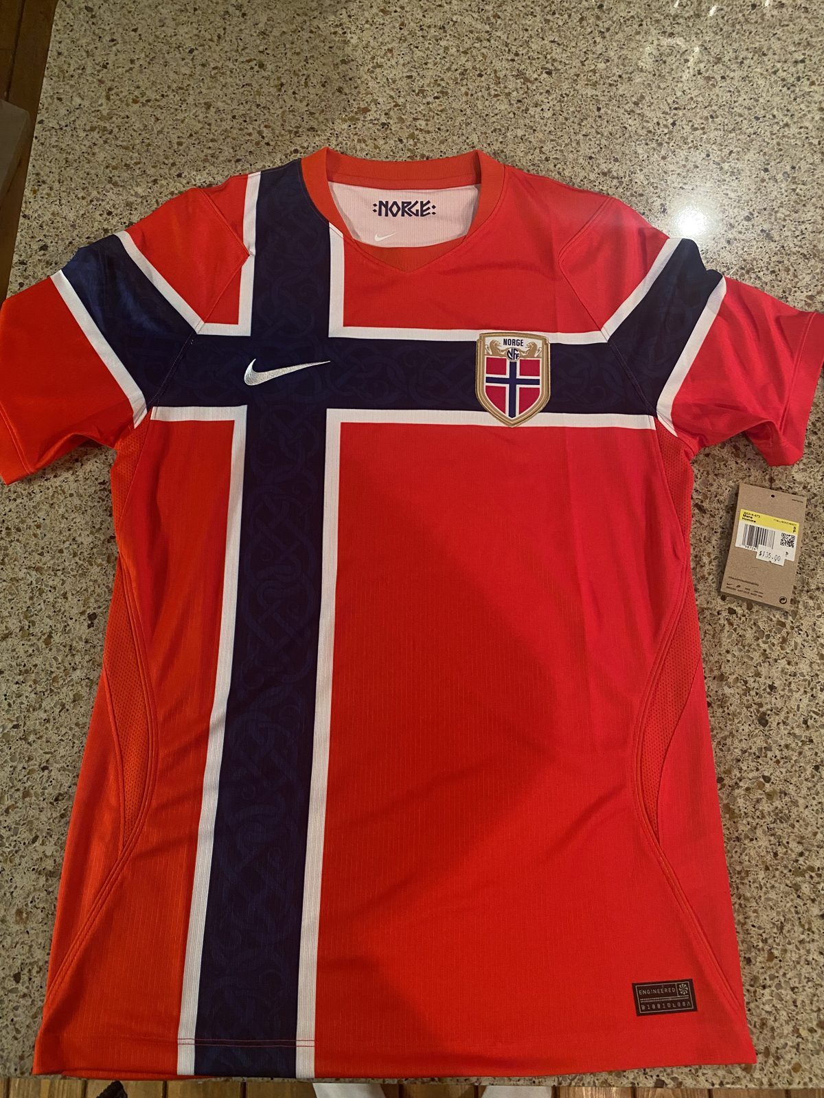 Rød norsk landslagsdrakt fra Nike med blått og hvitt kors, ny med lapp