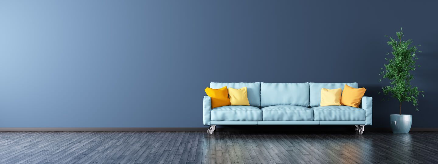 Stue med blå vegger og lys sofa