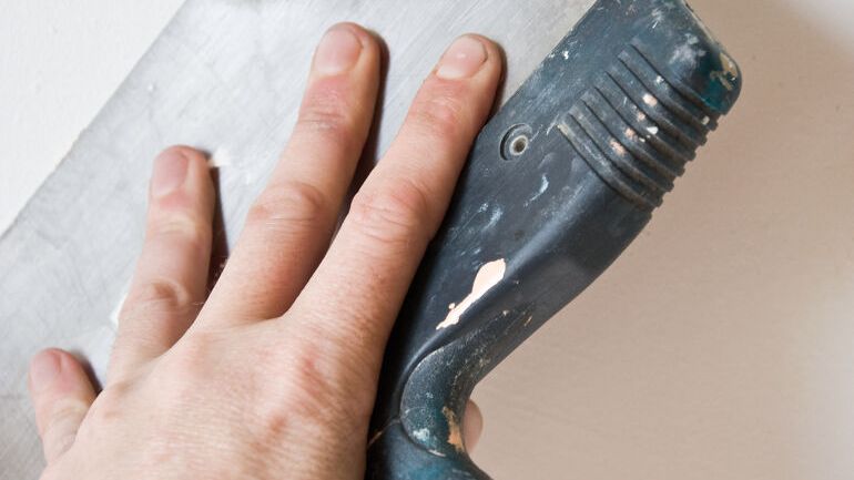 Sparkling av vegg med sparkelspade