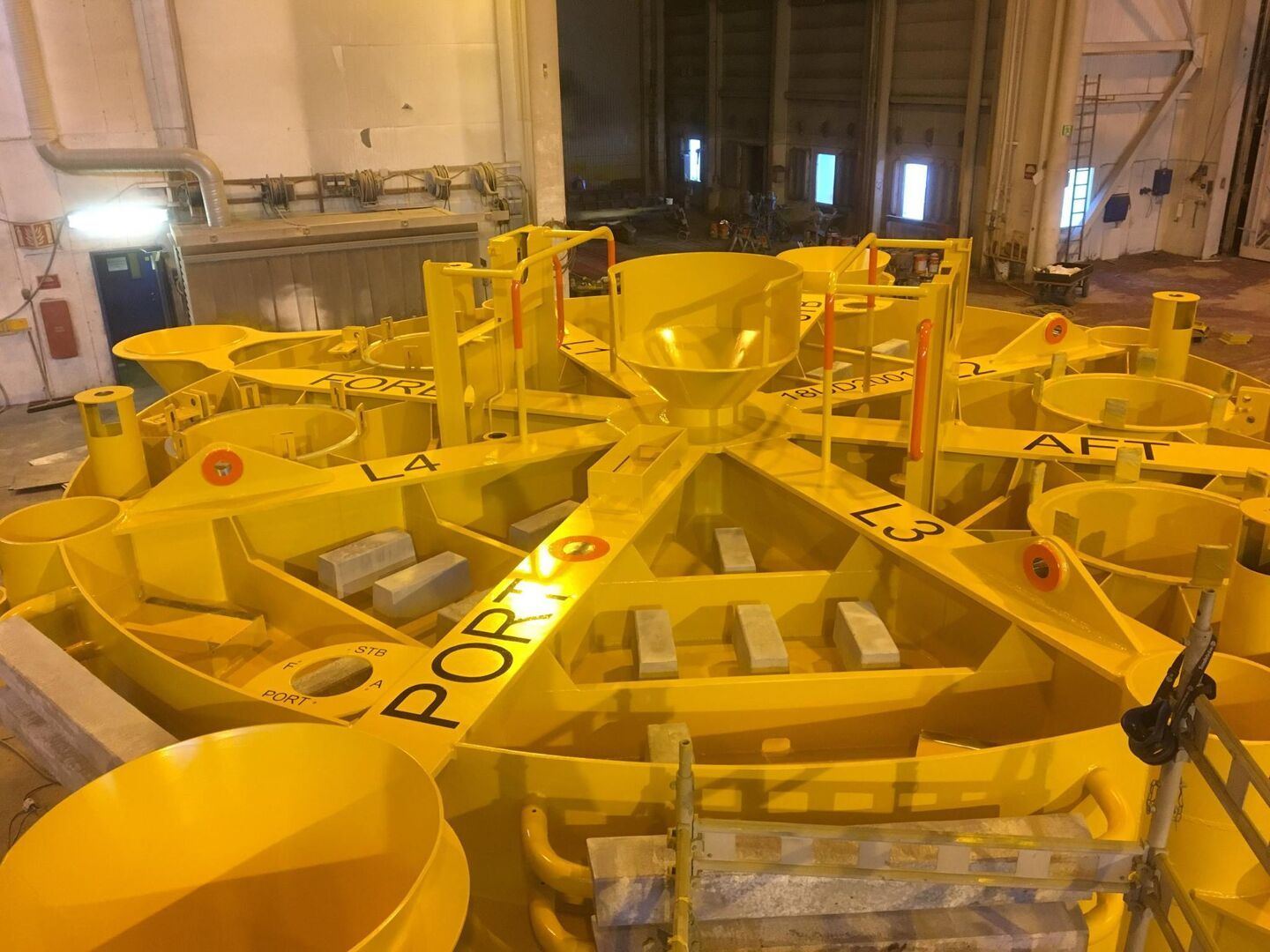 Gule subsea-bunnrammer under overflatebehandling i verkstedet