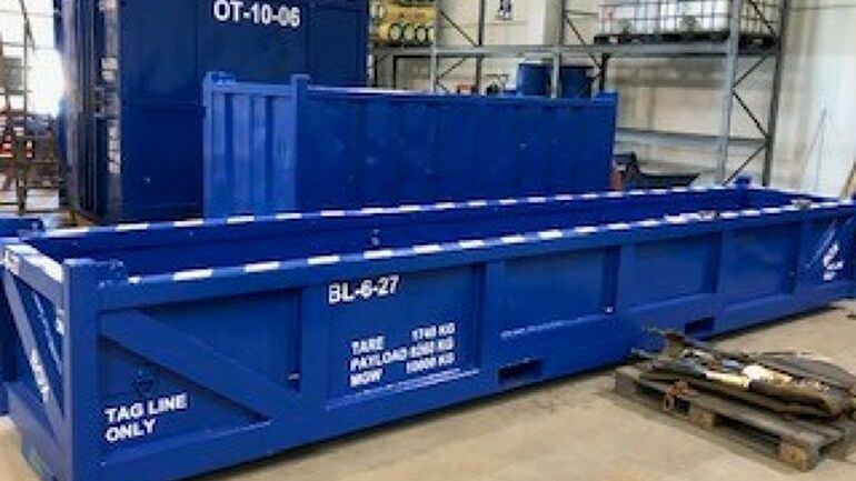 Nymalt blå offshorecontainer etter overflatebehandling