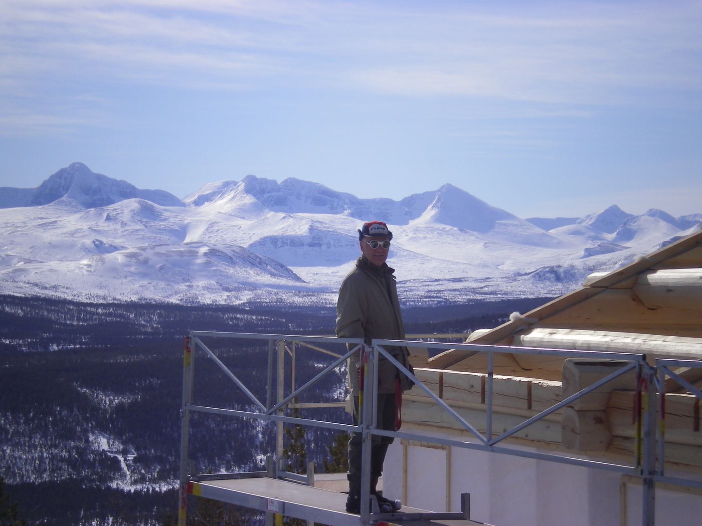 Tømrer fra Rogstad & Odden på stillas med utsikt mot Rondane